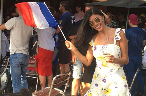  Trang Lạ không theo dõi hết các trận đấu của mùa giải nhưng trận nào có Pháp đá cô đều xem. Cô yêu thích nhất tiền đạo Mbappe (19 tuổi) vì sức trẻ và có đôi chân thần tốc.