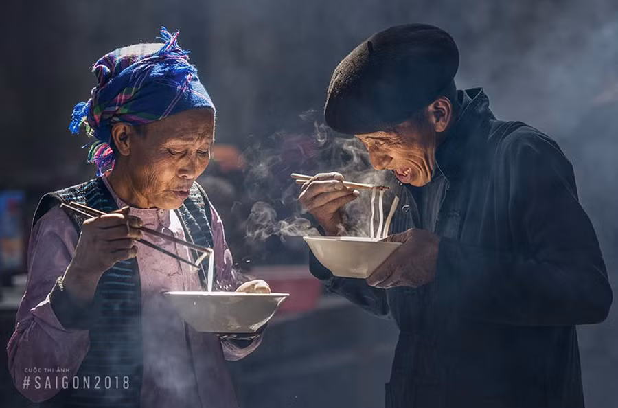 Bức ảnh của tác giả Nguyễn Xuân Chính mang đến vẻ đẹp mộc mạc, đời thường của con người vùng cao với bữa trưa nhanh gọn là tô mì nóng, nghi ngút khói bay. 
