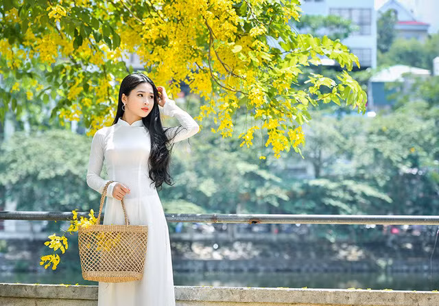 Mẹ của Kim Khánh mở một quán bán bánh bánh mướt tráng tại Nghệ An. Lúc rảnh rồi, Khánh thường tới phụ mẹ tráng bánh, phục vụ khách hàng. Mẹ của Kim Khánh mở một quán bán bánh bánh mướt tráng tại Nghệ An. Lúc rảnh rồi, Khánh thường tới phụ mẹ tráng bánh, phục vụ khách hàng.