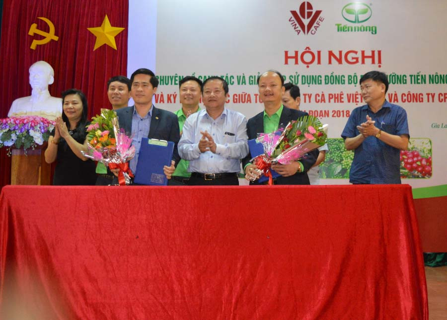 Tổng Công ty Cà phê Việt Nam ký kết sử dụng sản phẩm phân bón Tiến Nông. Ảnh: Đ.Y