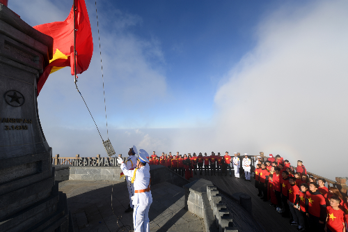 Lễ thượng cờ trên đỉnh Fansipan.