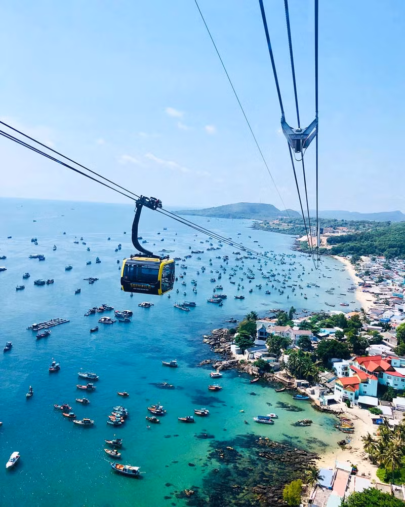 Những bãi biển quyến rũ ở Phú Quốc như Bãi Sao, Bãi Dài... luôn gọi mời bạn rũ bỏ nóng bức ngày hè. Bạn có thể tham quan các nhà lều làm nước mắm cùng một số di tích tâm linh ở đây, hay trải nghiệm tuyến cáp treo dài nhất thế giới. Nếu đi thuyền ra khơi và thưởng thức các bữa tiệc hải sản hấp dẫn, đừng quên món nhum biển béo ngậy, ngon lành. Ảnh: @mindythuyng, @cinnienguyen, @eunjoo_q, @instasilden.