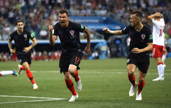  ... trước khi Croatia có lời đáp trả từ Mandzukic. Ảnh: FIFA.