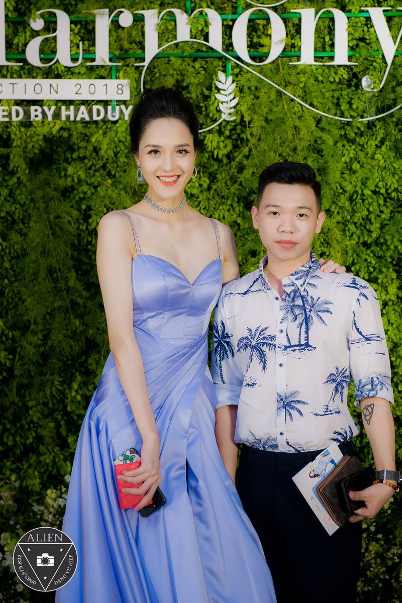 Các người đẹp tỏ ra vô cùng thích thú với đêm thời trang ấn tượng của NTK Hà Duy Các người đẹp tỏ ra vô cùng thích thú với đêm thời trang ấn tượng của NTK Hà Duy