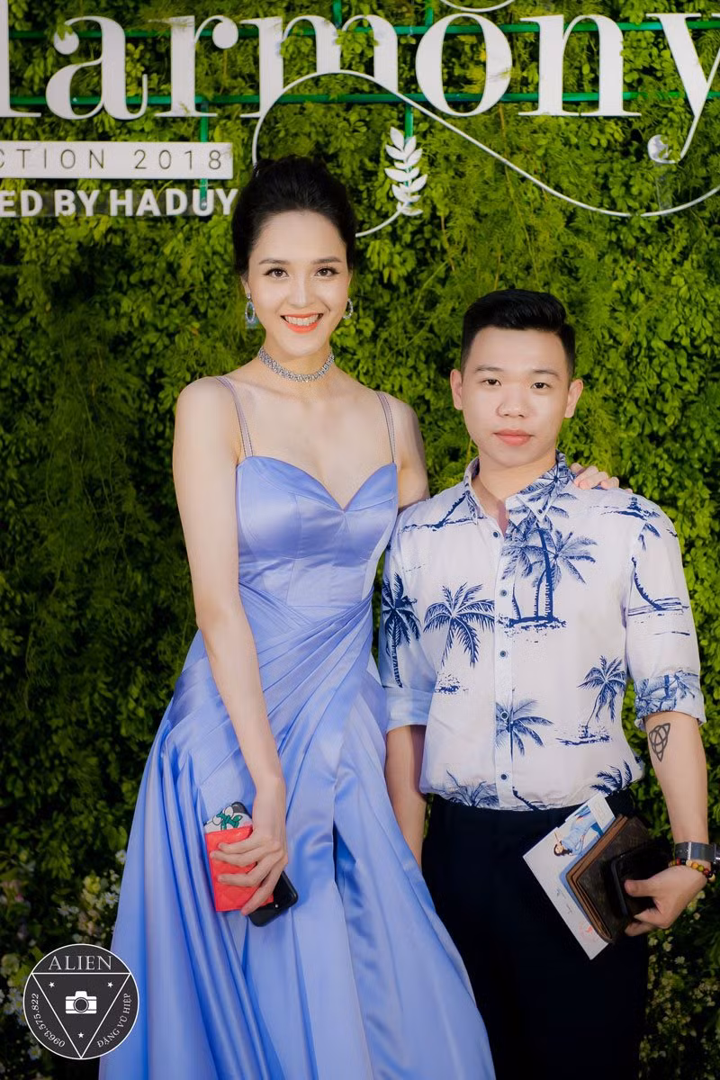 Các người đẹp tỏ ra vô cùng thích thú với đêm thời trang ấn tượng của NTK Hà Duy