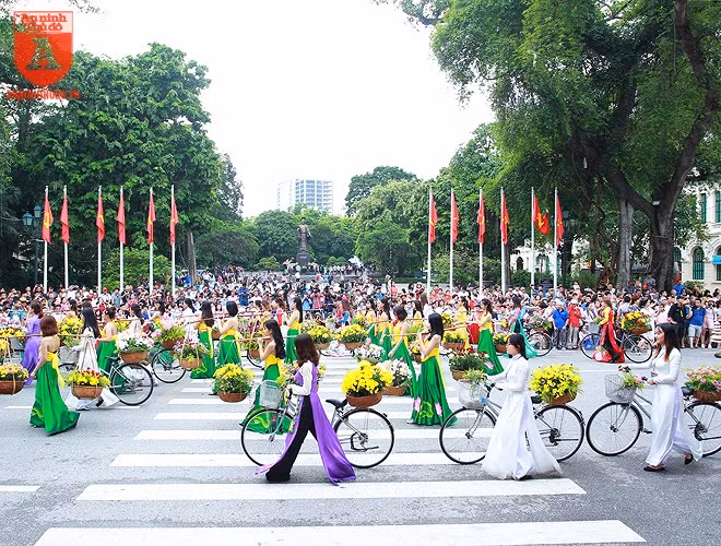 Thiếu nữ với tà áo dài trong tiết trời Hà Nội sang thu luôn là nguồn cảm hứng của nhiều nghệ sĩ rung động để viết lên dòng thời gian kỷ niệm... Thiếu nữ với tà áo dài trong tiết trời Hà Nội sang thu luôn là nguồn cảm hứng của nhiều nghệ sĩ rung động để viết lên dòng thời gian kỷ niệm...