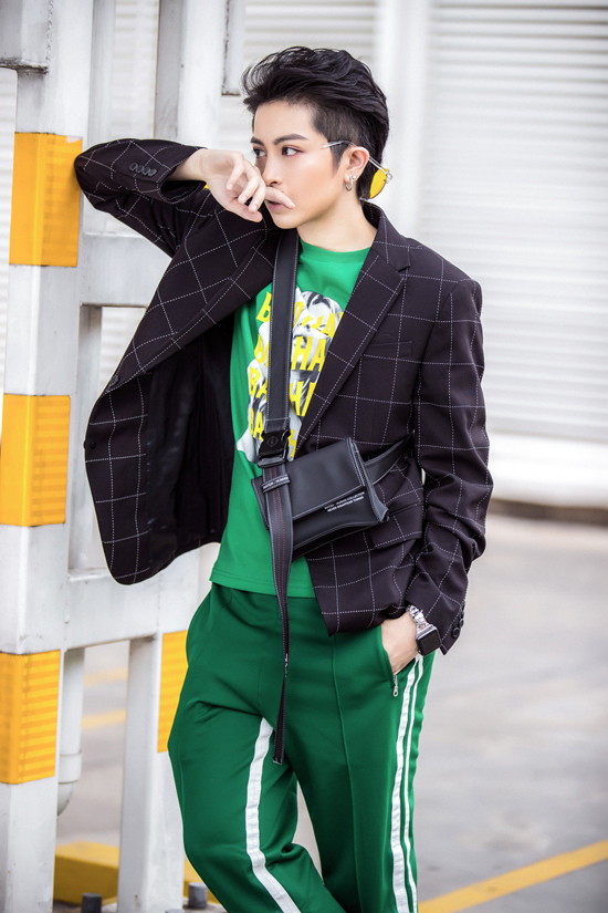 Quần kẻ sọc thể thao được phối hợp ngẫu hứng để mang tới nét riêng cho phong cách street style. Quần kẻ sọc thể thao được phối hợp ngẫu hứng để mang tới nét riêng cho phong cách street style.