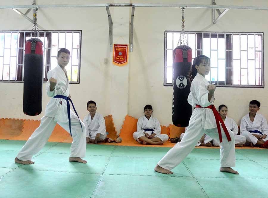 Các võ sinh môn karate của Gia Lai tích cực tập luyện chuẩn bị dự kỳ thi thăng đẳng. Ảnh: Minh Vỹ
