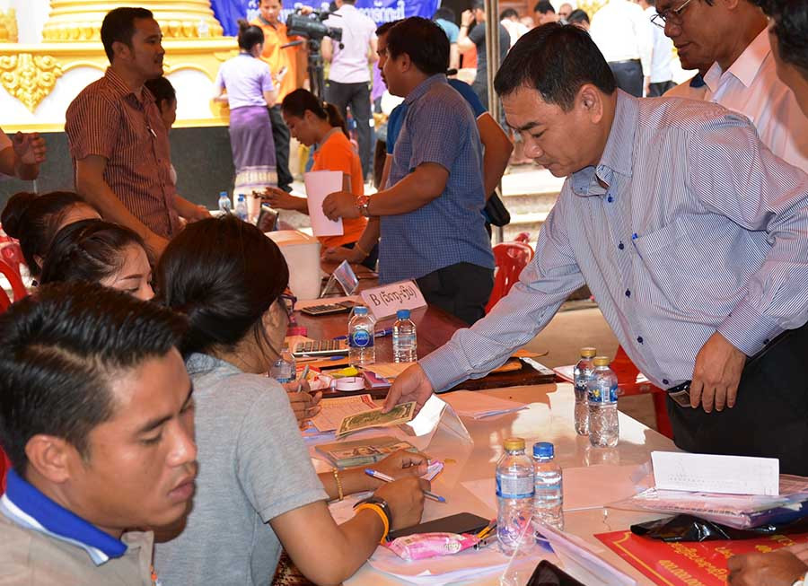 Trao 300 triệu đồng cho đơn vị tiếp nhận hỗ trợ khắc phục sự cố vỡ đập thủy điện Xe Pian-Xe Nam Noy. Ảnh: Nguyễn Tú