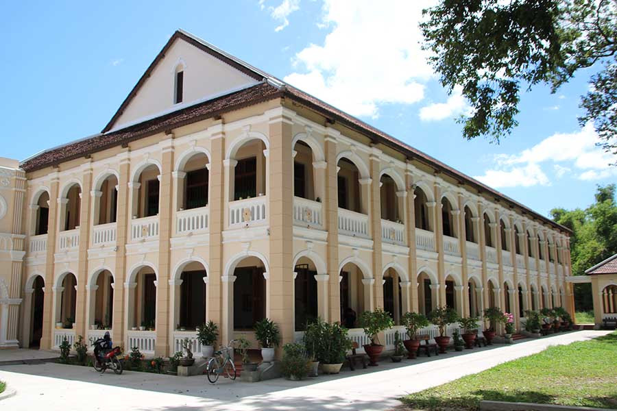 Những tòa nhà với những đường nét kiểu vòm nhọn… Những tòa nhà với những đường nét kiểu vòm nhọn…