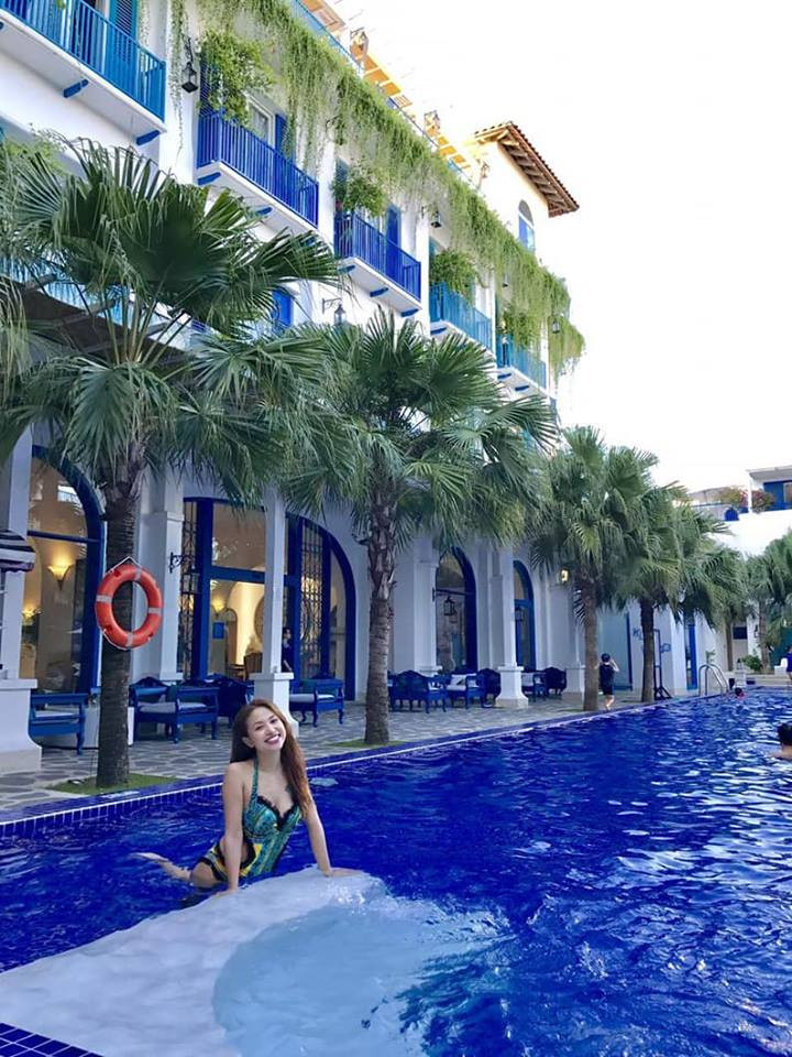 Trong một bức ảnh khác khi đọ sắc với Lã Thanh Huyền ở bể bơi nhân chuyến đi du lịch giữa những ngày nóng bức, Vân Hugo cũng quyến rũ không kém dù ngoại hình của nữ diễn viên phim “Người trở về” bốc lửa.