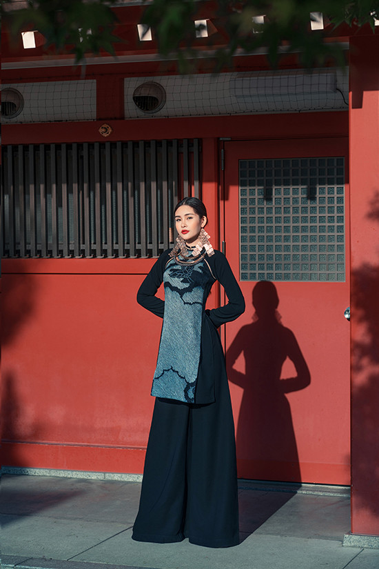 Theo nhà thiết kế, anh vẫn giữ nguyên những nét truyền thống và chấm thêm những nét hiện đại cho chiếc áo dài cách tân.