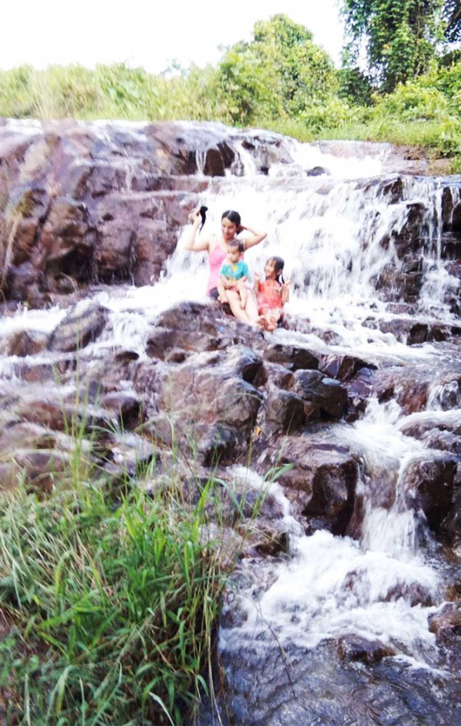  Một đoạn suối Bích. Ảnh: H.P