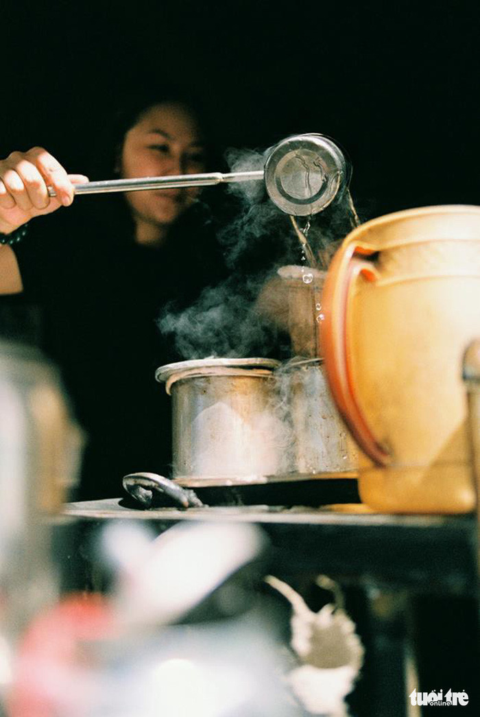 Cà phê vợt không dùng qua phin mà cho vào túi vợt bằng vải dài, đổ trực tiếp nước sôi vào và đun liên tục trên bếp lửa than - Ảnh: MỸ DUYÊN Cà phê vợt không dùng qua phin mà cho vào túi vợt bằng vải dài, đổ trực tiếp nước sôi vào và đun liên tục trên bếp lửa than - Ảnh: MỸ DUYÊN