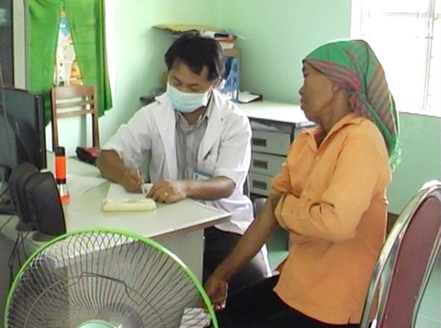 khám, cấp phát thuốc cho đối tượng chính sách. Ảnh Ái Ngĩa