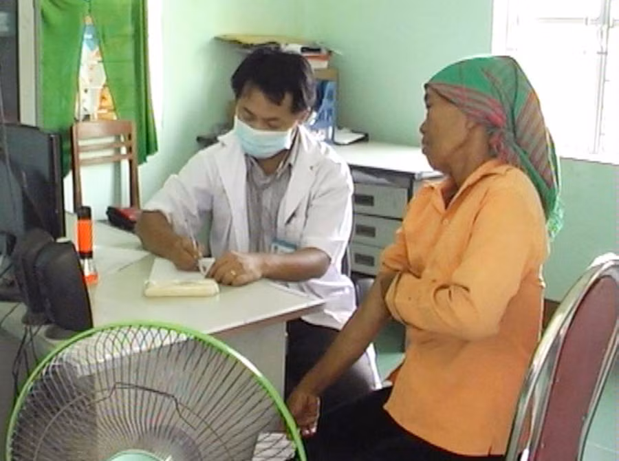 khám, cấp phát thuốc cho đối tượng chính sách. Ảnh Ái Ngĩa