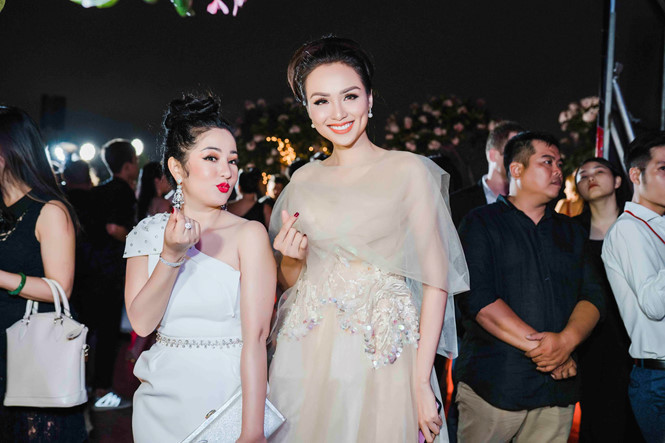 Diễn viên Thúy Nga và Hoa hậu Diễm Hương cũng sẽ góp mặt trong cuộc thi dành cho các mỹ nhân Việt trên khắp thế giới Diễn viên Thúy Nga và Hoa hậu Diễm Hương cũng sẽ góp mặt trong cuộc thi dành cho các mỹ nhân Việt trên khắp thế giới