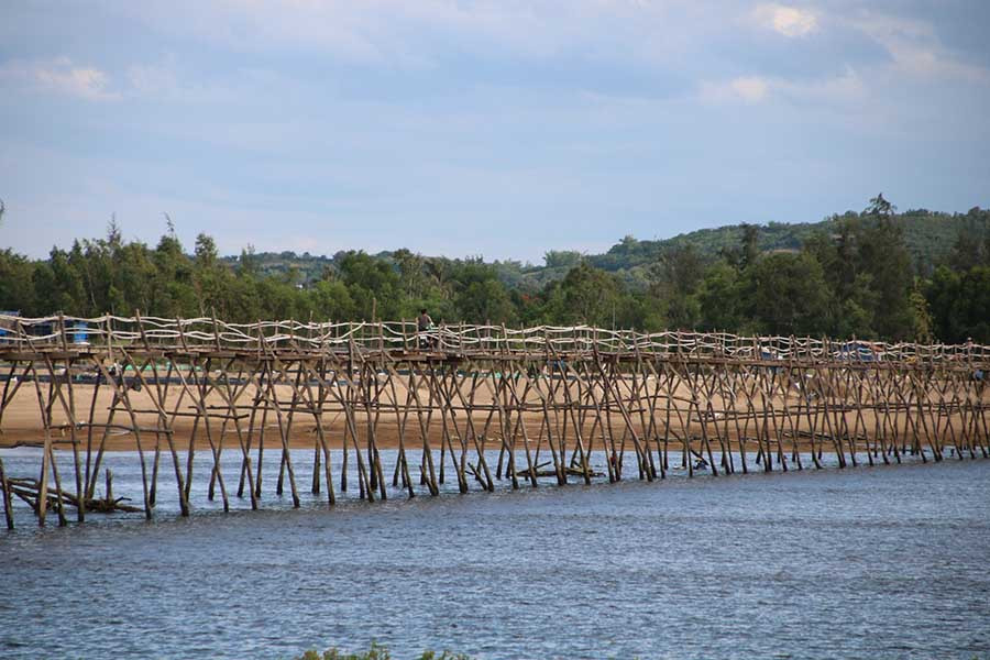 Với chiều dài khoảng 800m, cầu Ông Cọp được mệnh danh là cầu gỗ dài nhất Việt Nam. 