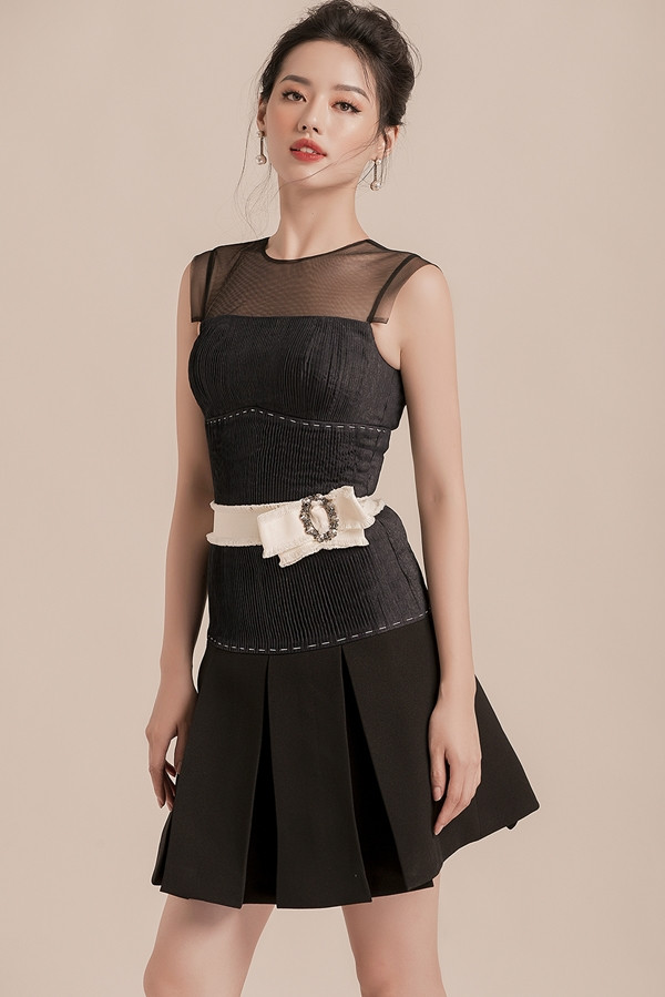  Những chiếc váy bó sát, váy chữ A giúp Khánh Linh 