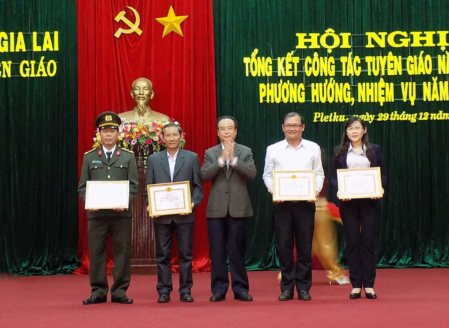 Trao khen thưởng về thành tích công tác tuyên giáo. Ảnh: T.N