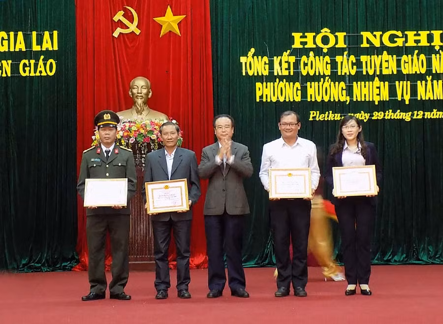 Trao khen thưởng về thành tích công tác tuyên giáo. Ảnh: T.N