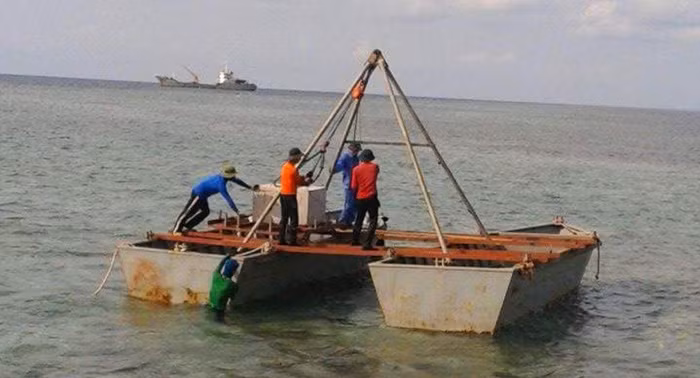 Một khối rùa neo được chuẩn bị thả xuống biển - Ảnh: VŨ ĐỨC THỊNH