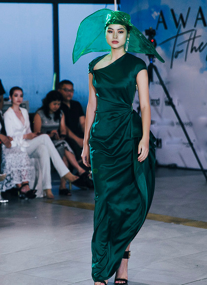 Người đẹp biển của Hoa hậu Việt Nam 2016 Đào Thị Hà nổi bật với váy lụa trơn phối cùng mũ nhựa trong suốt. Người đẹp biển của Hoa hậu Việt Nam 2016 Đào Thị Hà nổi bật với váy lụa trơn phối cùng mũ nhựa trong suốt.