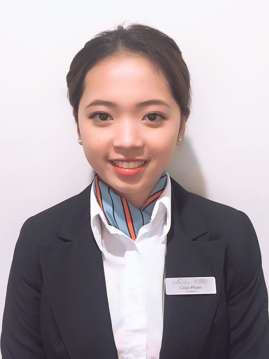  Trong loạt ảnh mới chia sẻ với chúng tôi, Hà Chi cho thấy phong cách đa dạng, khi chỉn chu nghiêm túc trong bộ đồng phục, lúc trẻ trung năng động với trang phục đời thường và lại có khi bí ẩn sexy mỗi khi có dịp dự tiệc tối.