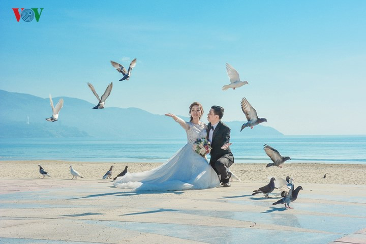 Hãy dậy sớm để ngắm bồ câu bay rợp công viên Biển Đông. Bãi biển Mỹ Khê từng lọt top Những bãi biển quyến rũ nhất hành tinh.