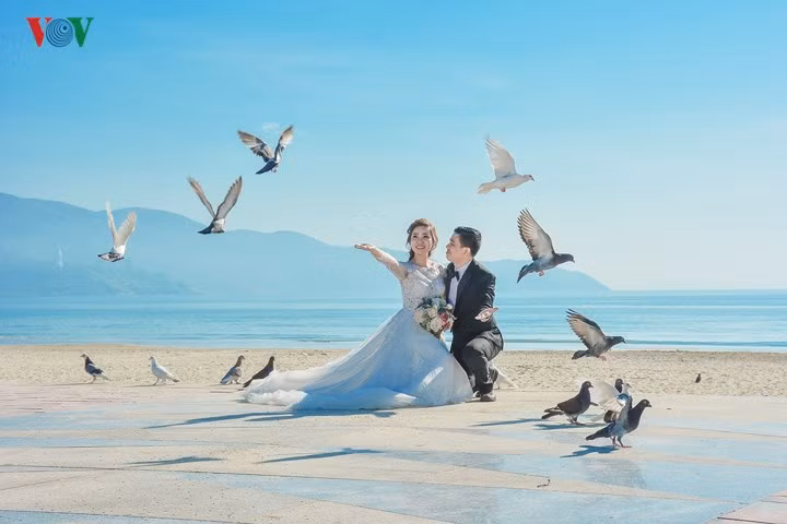 Hãy dậy sớm để ngắm bồ câu bay rợp công viên Biển Đông. Bãi biển Mỹ Khê từng lọt top Những bãi biển quyến rũ nhất hành tinh.