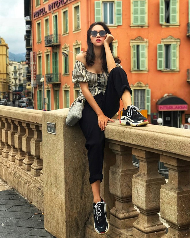 Hương Giang lăng xê xu hướng áo trễ vai tay phồng với thiết kế kẻ sọc, kết hợp cùng quần baggy và giày thể thao càng làm tăng vẻ năng động.