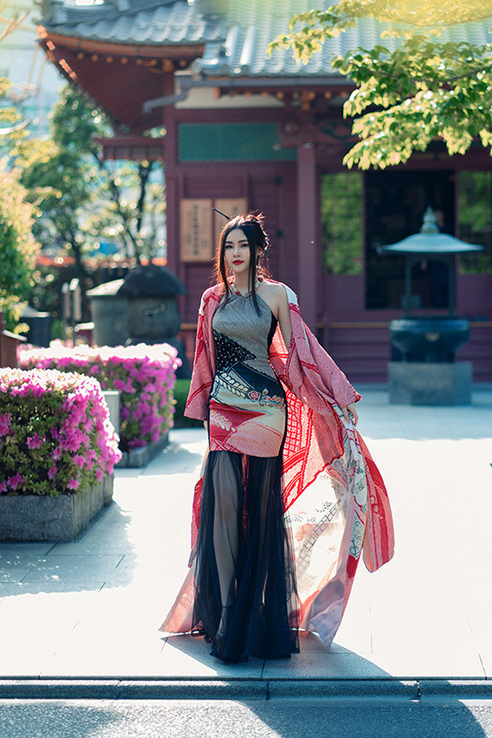 Nhà thiết kế đã kết hợp trang phục truyền thống của Việt Nam cùng áo kimono của Nhật Bản để mang đến kiểu dáng mới.