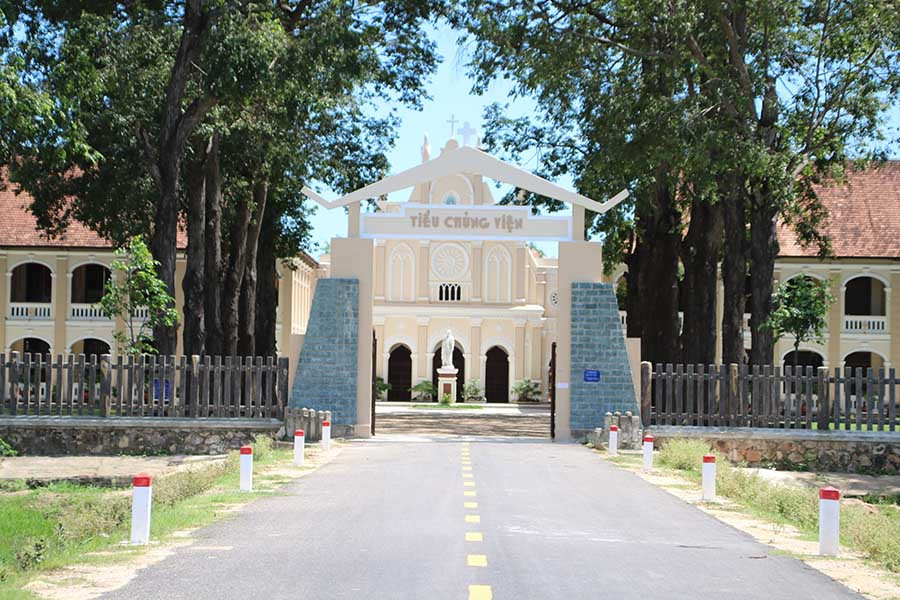Tiểu chủng viện Làng Sông cổ kính giữa cánh đồng quê. Tiểu chủng viện Làng Sông cổ kính giữa cánh đồng quê.