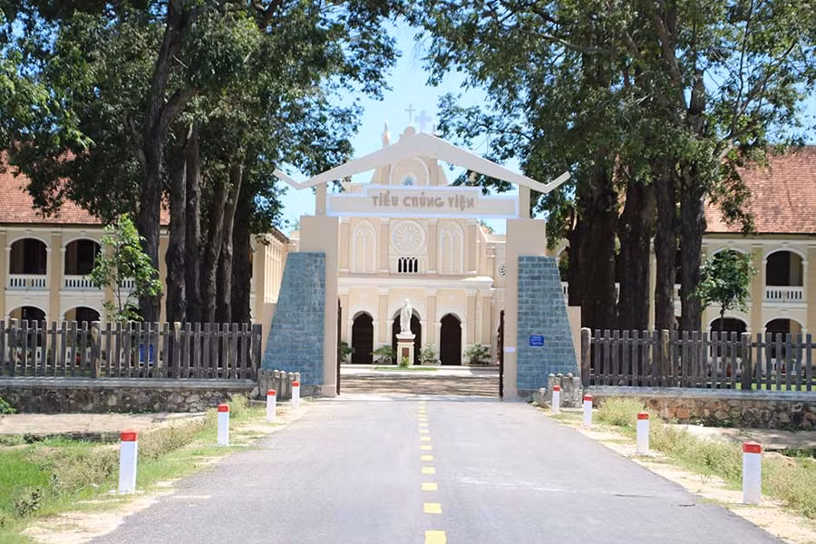 Tiểu chủng viện Làng Sông cổ kính giữa cánh đồng quê.