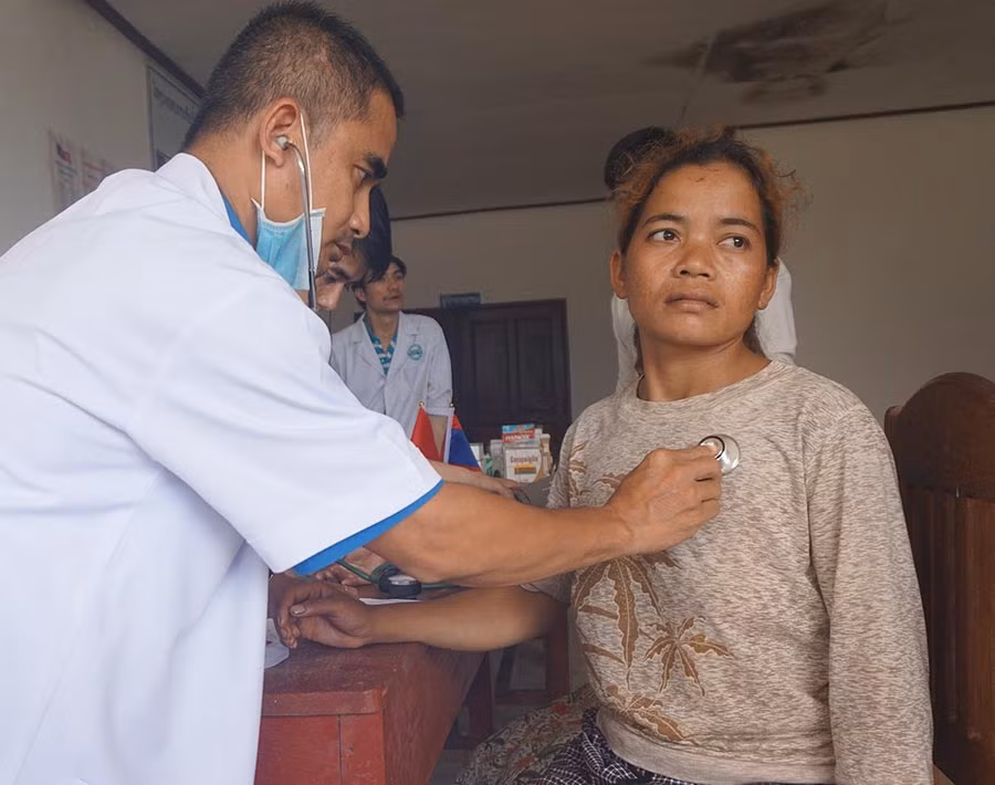 Bác sĩ Bệnh viện Đại học Y dược HAGL đã tổ chức thăm khám cho khoảng 1000 lượt bệnh nhân tại Attapeu (Lào). Ảnh: Dạ Lữ