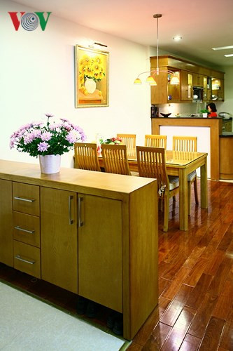 Tủ giầy có chức năng như một bình phong trước cửa, cũng là kệ trang trí ở một căn hộ chung cư. Tủ giầy có chức năng như một bình phong trước cửa, cũng là kệ trang trí ở một căn hộ chung cư.