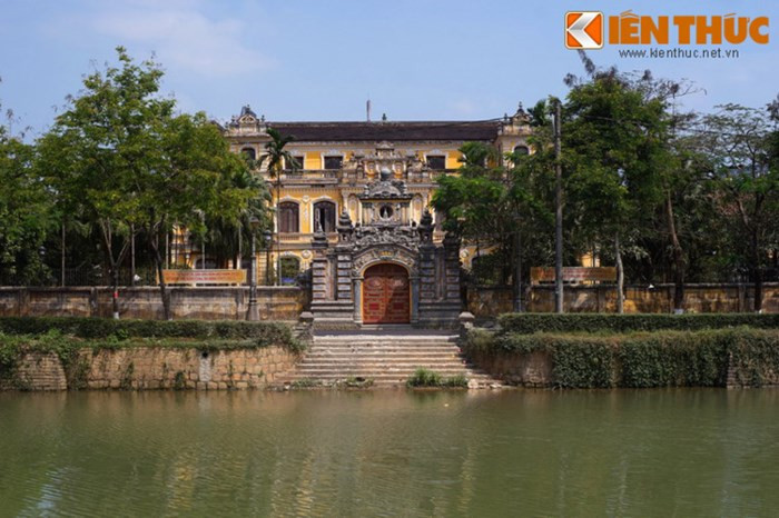 Đặc biệt, bờ sông An Cựu là nơi tập trung nhiều phủ đệ của các hoàng thân nhà Nguyễn. Nổi tiếng nhất trong số đó là cung An Định (số 97 đường Phan Đình Phùng), là cung điện riêng của vua Khải Định từ khi còn là thái tử đến khi làm vua, sau này được thái tử Vĩnh Thụy (Bảo Đại) thừa kế.