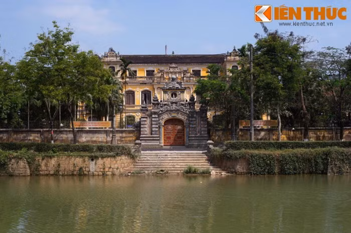 Đặc biệt, bờ sông An Cựu là nơi tập trung nhiều phủ đệ của các hoàng thân nhà Nguyễn. Nổi tiếng nhất trong số đó là cung An Định (số 97 đường Phan Đình Phùng), là cung điện riêng của vua Khải Định từ khi còn là thái tử đến khi làm vua, sau này được thái tử Vĩnh Thụy (Bảo Đại) thừa kế.