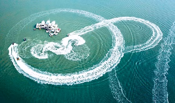  Tạo bọt sóng là niềm đam mê của các “tay chơi” thể thao dưới nước. Ảnh: HOÀNG HÙNG