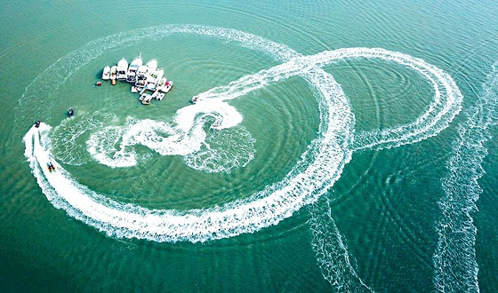  Tạo bọt sóng là niềm đam mê của các “tay chơi” thể thao dưới nước. Ảnh: HOÀNG HÙNG