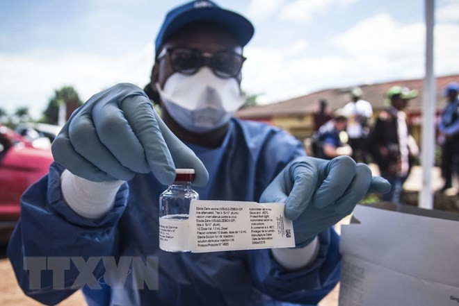  Nhân viên y tế chuẩn bị vắcxin Ebola để tiêm cho người dân tại Mbandaka, Công hòa Dân chủ Congo ngày 21/5. (Nguồn: EPA-EFE/TTXVN)