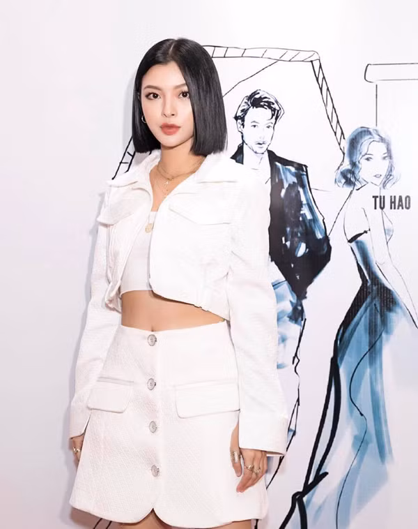 Tú Hảo sexy với bộ suit mùa hè được tạo điểm nhấn bằng thiết kế áo khoác lửng đi kèm áo ống tiệp màu.