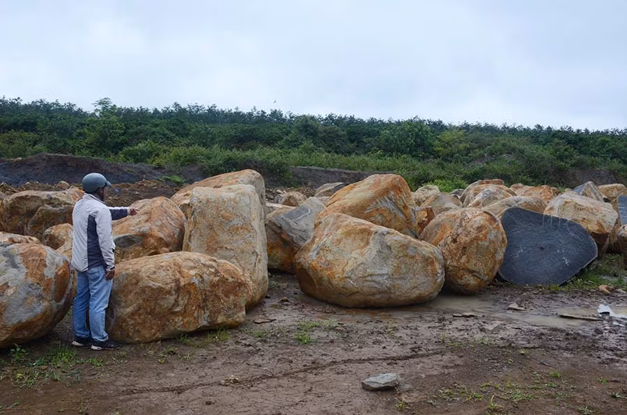  Khối lượng đá rất lớn chưa kịp chẻ và đưa đi tiêu thụ tại xã Ia Pết (huyện Đak Đoa). Ảnh: V.H