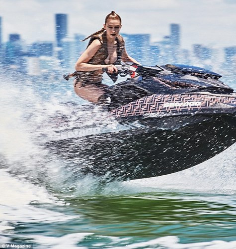 Cô diện bộ bikini của Fendi, cưỡi mô tô nước một cách mạnh mẽ.