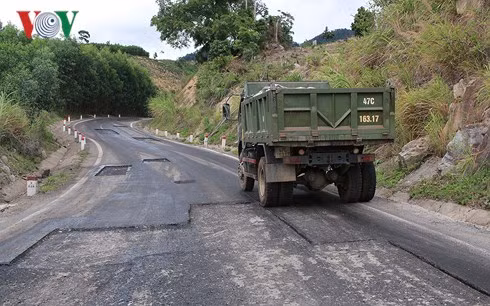  Đường Trường Sơn Đông qua Đắk Lắk mới đưa vào sử dụng đã phải sửa chữa.