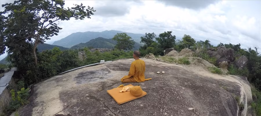 Một nhà sư ngồi thiền trên đỉnh núi Thị Vải.