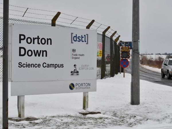  Lối vào trung tâm thí nghiệm công nghệ và khoa học Porton Down của Bộ Quốc phòng Anh tại làng Porton, gần Salisbury, nơi các mẫu thí nghiệm liên quan đến vụ đầu độc cựu điệp viên Nga và con gái được gửi đến để phân tích, ngày 19/3. (Nguồn: AFP/TTXVN)