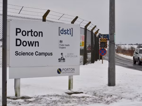  Lối vào trung tâm thí nghiệm công nghệ và khoa học Porton Down của Bộ Quốc phòng Anh tại làng Porton, gần Salisbury, nơi các mẫu thí nghiệm liên quan đến vụ đầu độc cựu điệp viên Nga và con gái được gửi đến để phân tích, ngày 19/3. (Nguồn: AFP/TTXVN)