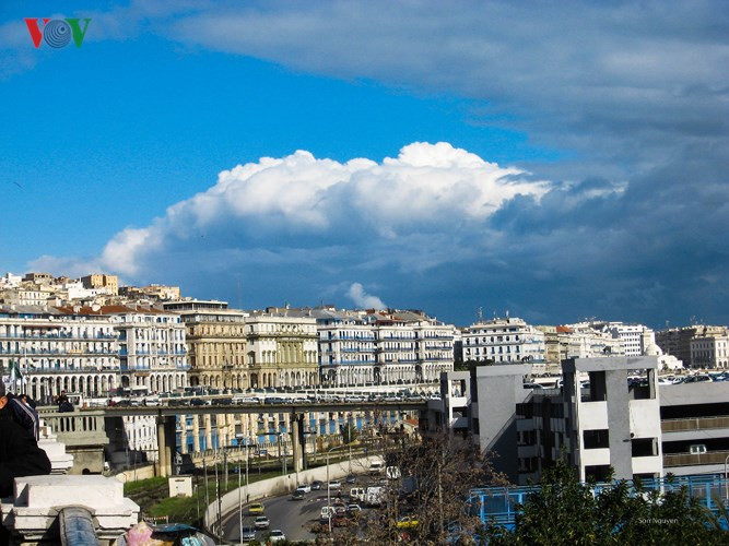 Lịch sử cận đại ghi nhận mối liên hệ sâu sắc giữa Algeria và Pháp, nên dễ hiểu thành phố Algiers ngày nay có rất nhiều nét kiến trúc tương tự với Paris- thủ đô của nước Pháp.