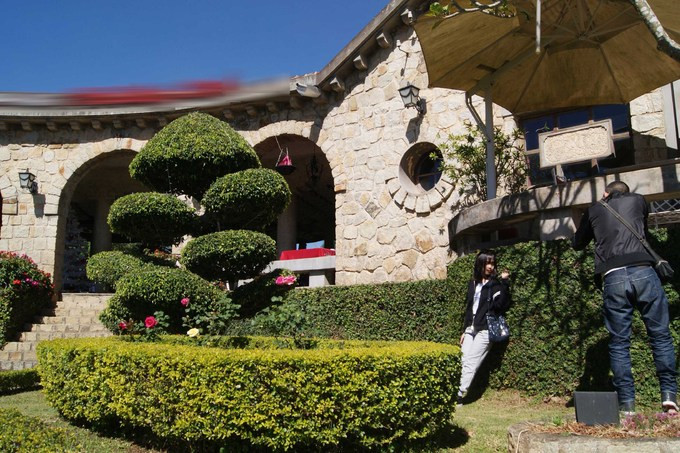  Sau gần một thế kỷ tồn tại, đến nay không ai biết về người đã thiết kế ra tòa biệt thự này cũng như chủ nhân ban đầu của nó. Vài năm gần đây, biệt thự Phi Ánh là điểm đến được nhiều du khách trong và ngoài nước quan tâm, đặc biệt là người thích những công trình kiến trúc. Trong ngôi biệt thự đá này còn dành không gian trưng bày chân dung Phi Ánh và cựu hoàng Bảo Đại thời trẻ.